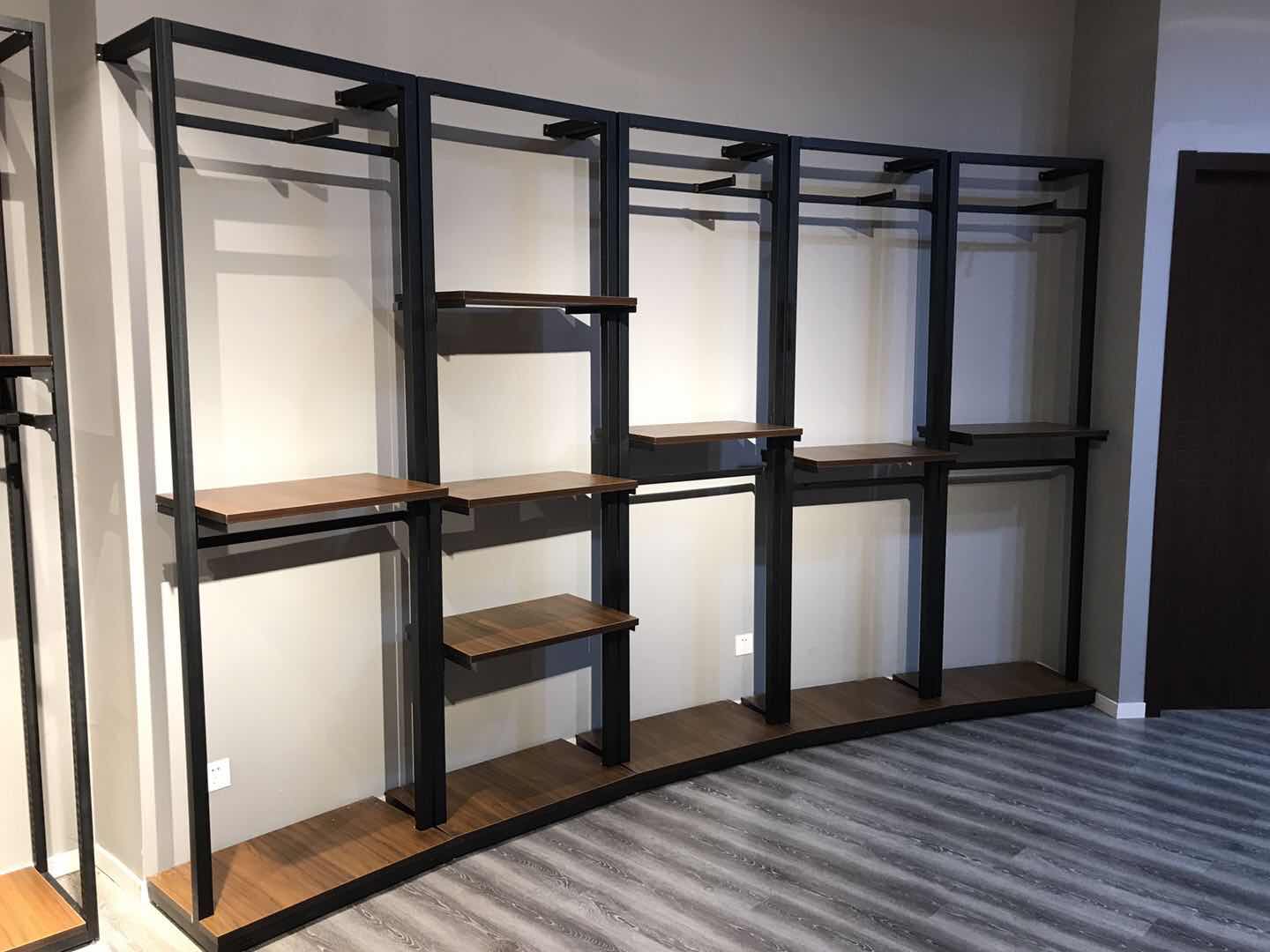 <b>服裝展柜視覺設計</b>